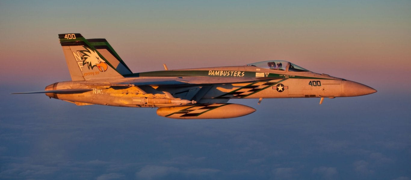 Εντυπωσιακό βίντεο: Ένα F-18 σε επικίνδυνη χαμηλή πτήση